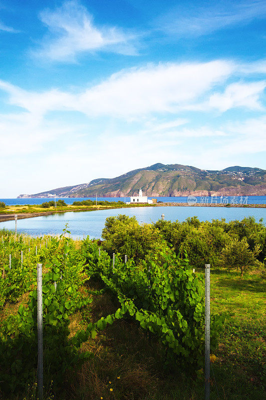 Panorama Salina, Aeolian群岛，西西里:古老的白色灯塔